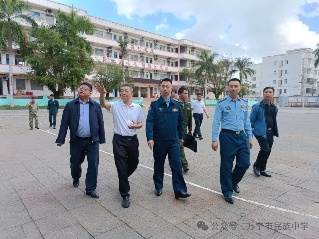 中国人民解放军驻香港部队领导回访万宁市民族中学